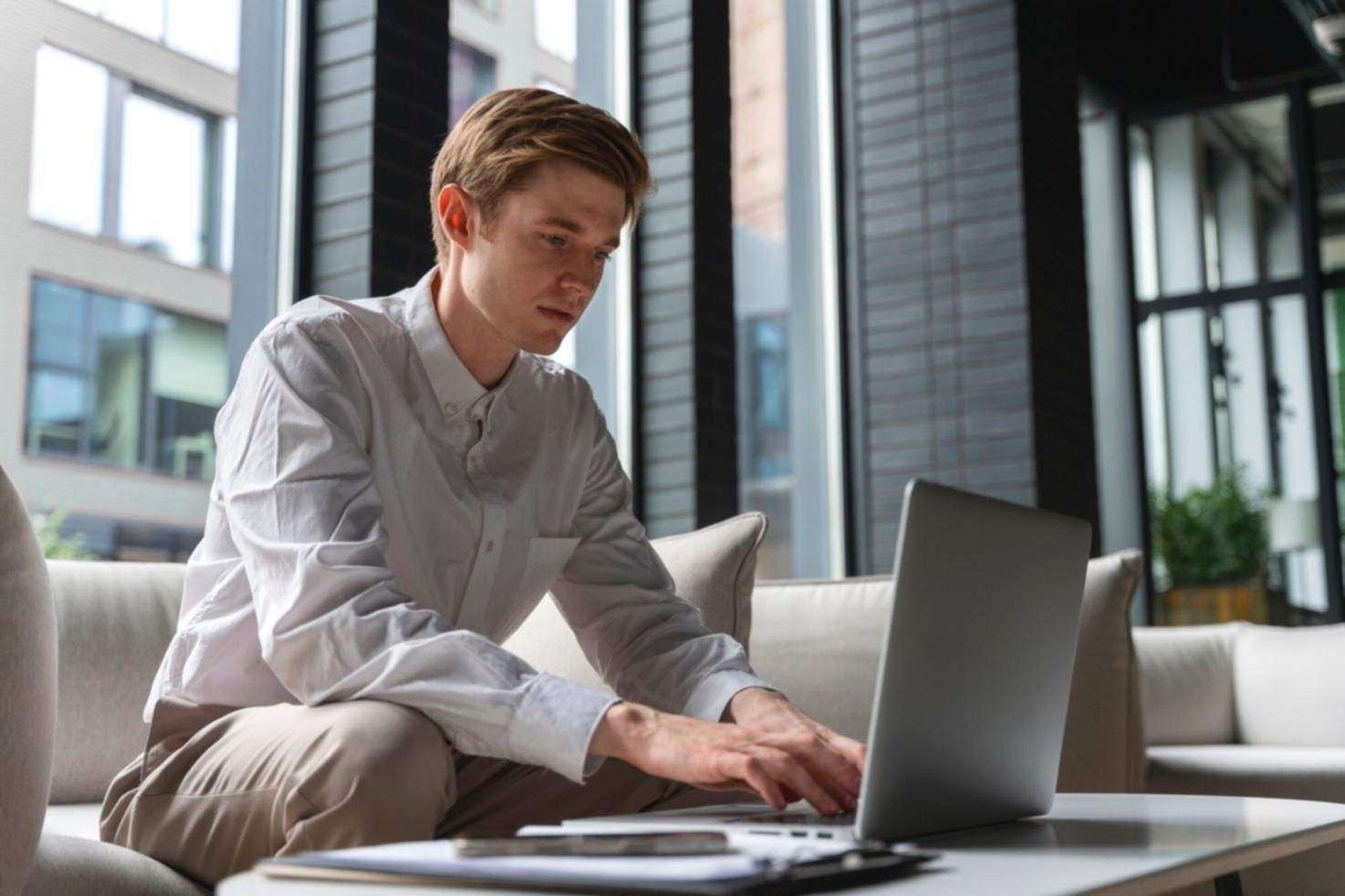Profesionales trabajando en análisis financiero avanzado